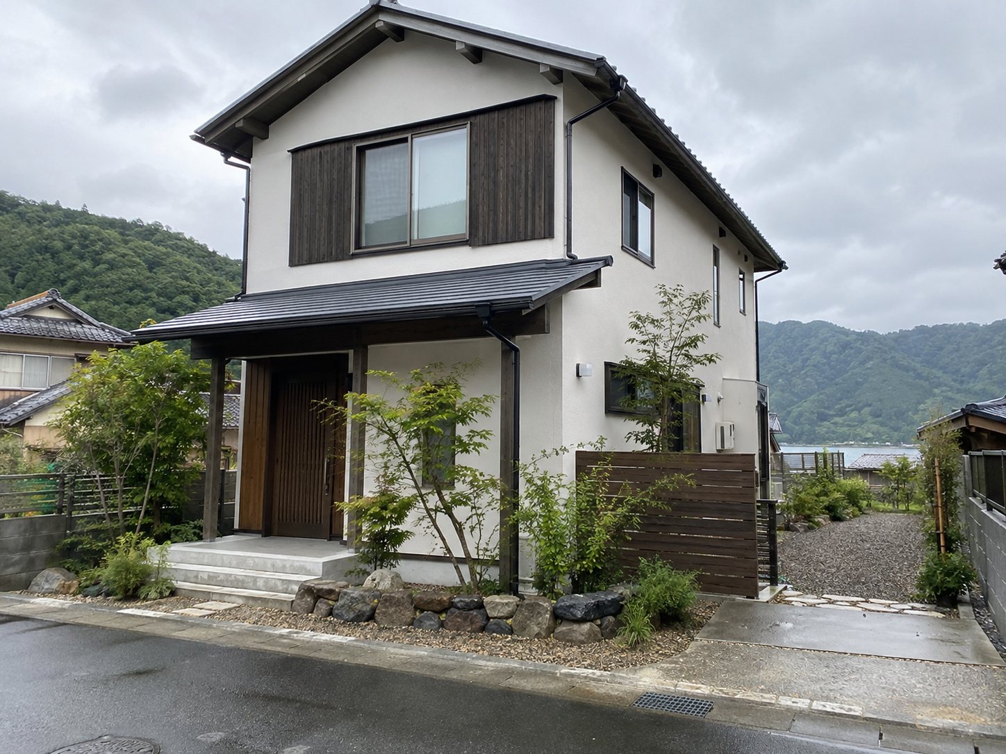 白い漆喰の新しい家