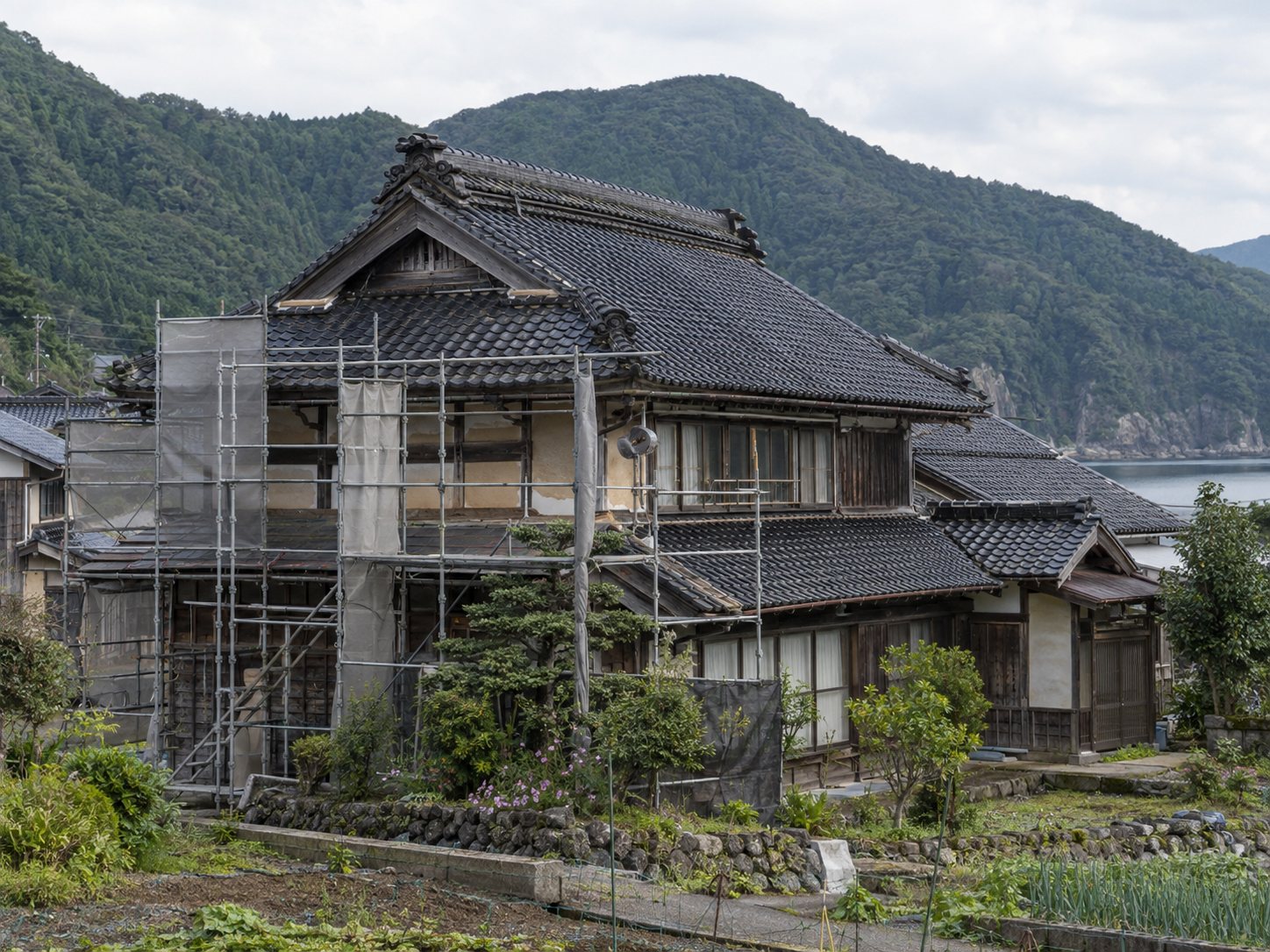 足場をかけて改修中の古民家