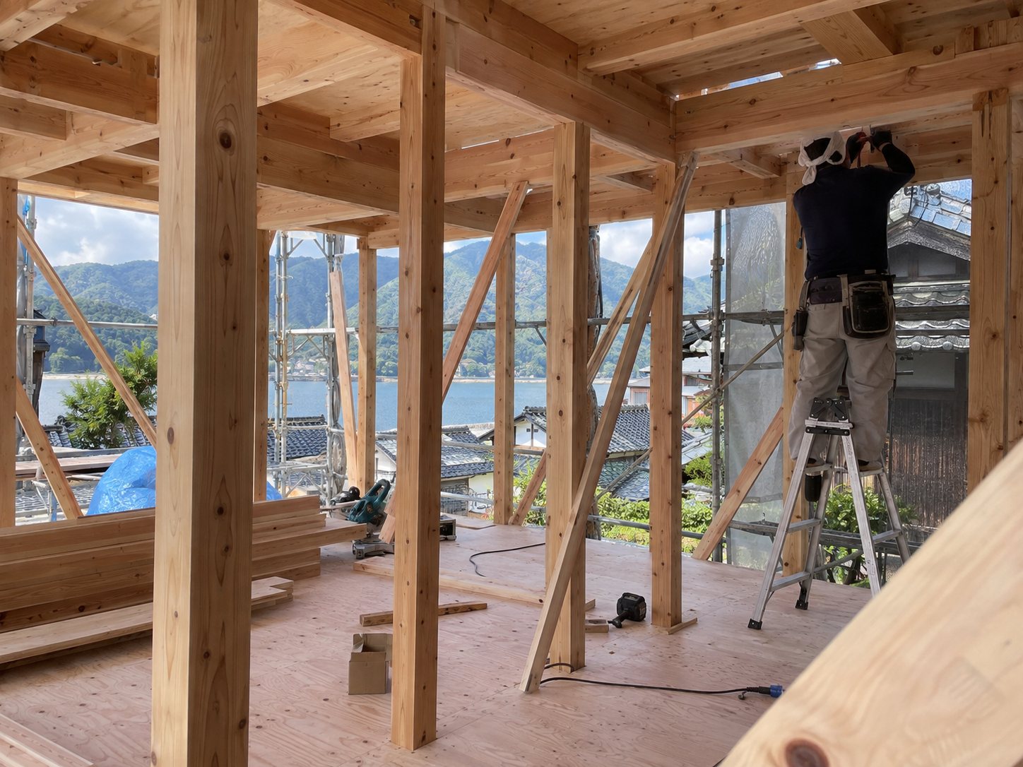 新しい杉の柱と梁が組まれた建築中の家