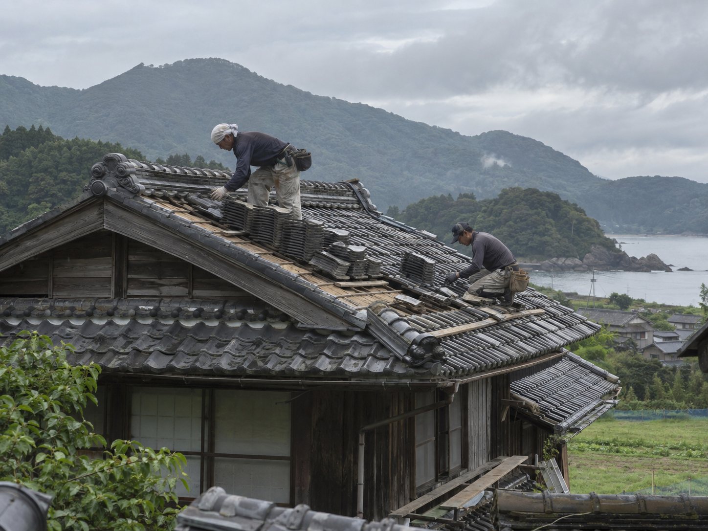 古民家の瓦屋根を葺き替える職人