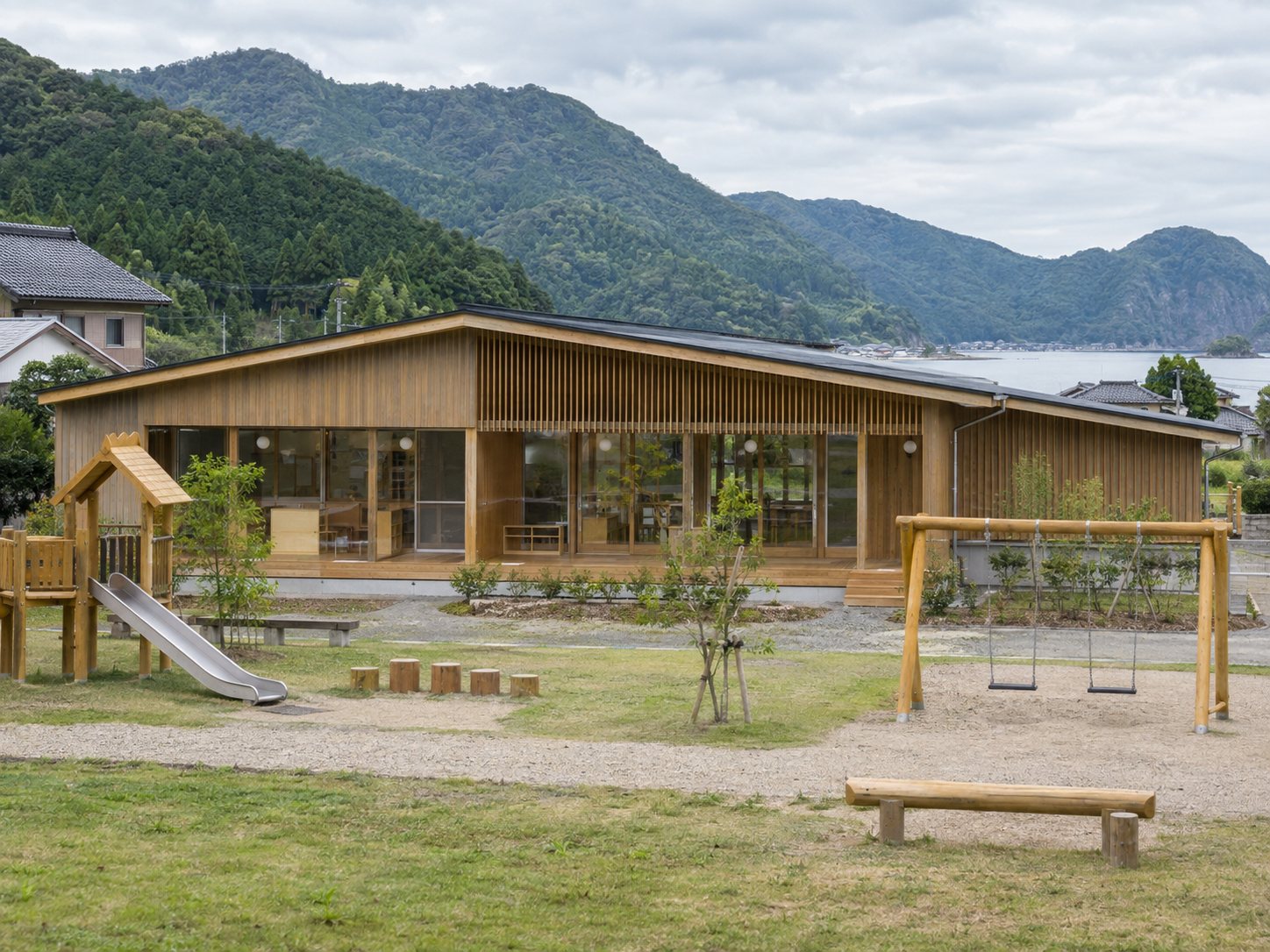 山あいの町に建つ木の保育園
